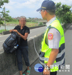 婦人徒步環島誤上台61線快速道路，北港警方護送至附近超商休息，婦人對警方的細心表達感謝。（記者陳昭宗拍攝）