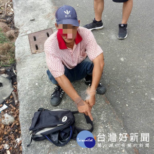 毒男騎車未戴安全帽，遇到巡邏員警形色慌張，果然在隨身背包發現海洛因注射針筒。（記者陳昭宗拍攝）