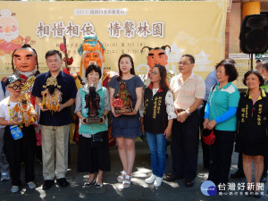 台北霞海城隍爺、城隍夫人、月下老人、魁星爺和臨水夫人出巡至林園駐駕，局長林寬裕、議員劉美芳、王淑慧、黃林玲玲等迎接神明。（圖／記者黃村杉攝）