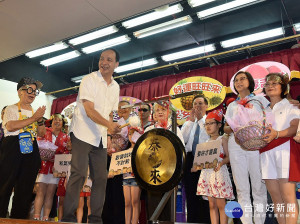 市長朱立倫到場與祖孫同樂，贈送八仙加持的長壽麵線及福氣壽桃為長者添好運、添福氣。（圖／記者黃村杉攝）