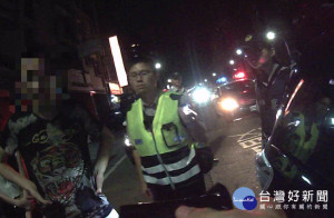 毒蟲將車輛違停施用毒品引關注 遭認真警查獲大量毒品MDMA咖啡包