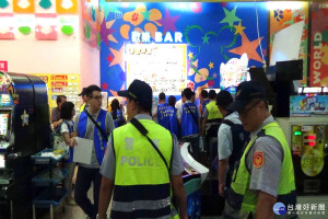 台南警方展現掃毒和維護治安決心，動用1123人次警方進到不良場所執行威力勤務。