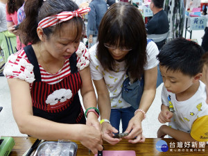 板橋黃石市場達人阿明海鮮老闆娘常跟客人分享當季新鮮海鮮及料理方式。（圖／記者黃村杉攝）