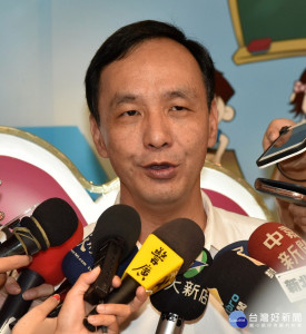 市長朱立倫28日出席新北敬軍愛師月活動記者會，接受媒體採訪。（圖／記者黃村杉攝）