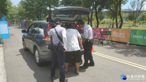 中壢分局員警，發現世大運管理組員使用與車證車號不符的車輛欲進入，當場被擋於門外，有效落實盤查安檢。