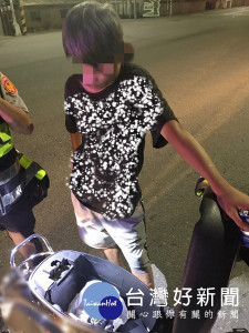 男子形跡可疑且違法改裝機車，遭警方盤查起出毒品。（記者陳昭宗拍攝）