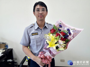 桃警交通組長梁仲銘與傳教士合力助人  女駕駛PO網感謝並致贈鮮花