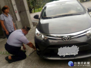 小心駛得萬年船　高山警協助民眾車胎打氣