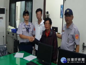 太平警方協助迷路婦人。林重鎣攝