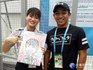 致贈Q版畫像留念　印尼選手感謝世大運員警辛勞