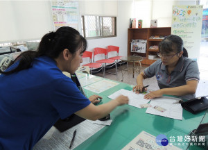 ▲戶所承辦人向民眾說明稅務服務申請書填寫方式。（圖／記者潘姿瑛攝）