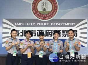 2017台北世大運選手專車不遲到的關鍵，就是台北市警局交通大隊細心挑選的5名女性警官，與1名男警官擔任調度交通工作，才能使賽事如期進行。（圖／台北市警察局交通警察大隊）