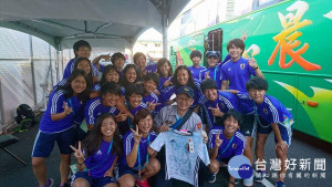 龍潭分局員警獲世大運足球日本女選手贈簽名球衣及小禮物，並拍照留念。