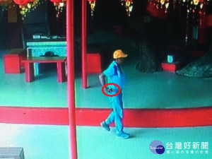 在土地公廟偷手機被監視器拍到。林重鎣翻攝