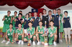 明仁國中籃球隊奪「友善校園青年盃」冠軍。（記者許素蘭／攝）