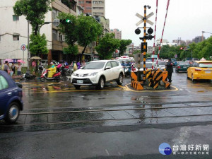 今年9月在高雄有一名女駕駛開車衝撞17輛汽機車，造成1死12傷，到案後她自稱是癲癇發作（圖／資料照片）