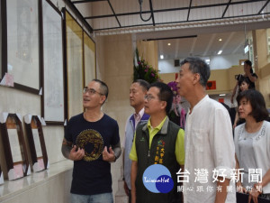 大甲吳鴻文（左一）佛言隸書一日起在大甲區公所展示，各界肯定這

位浪子回頭人物，能痛改前非，學到了書法之高峰，給了相當的肯定
。（記者陳榮昌攝）