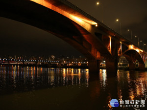 夜航沿途可欣賞新店溪河岸美景及華中橋、華江橋、萬板橋、華翠橋、光復橋的光雕夜景。（圖／交通局提供）