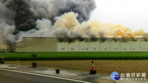 和美鎮五金大賣場倉庫發生火警　濃煙蔽天百坪廠房付之一炬