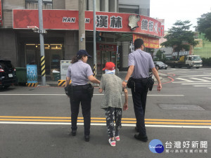 警員扶迷路老婦人。林重鎣攝