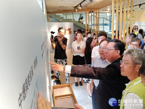 桃園市長鄭文燦參觀大河之市桃園水文化地景特展。