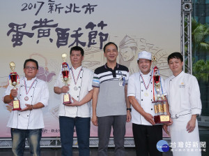 朱立倫市長分別頒發創意組及經典組冠軍與人氣獎等優勝獎牌。（圖／記者黃村杉攝）