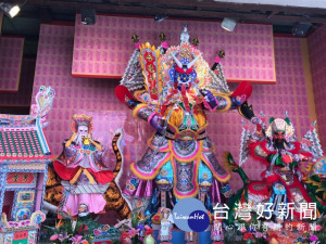 大甲鎮瀾宮於農曆七月十五舉辦超大型祭典，宴請好兄弟，請來觀世

音佛祖化身的「鬼王」座鎮，做秩序總指揮。（記者陳榮昌攝）　
                 