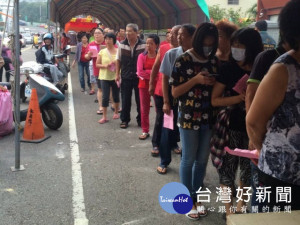 
大甲聖母宮舉辦一千三百桌祭品大普渡，典禮結束即展開大甲四區分

送物資給弱勢家庭，浩大場面難得一見，義舉更獲各界所肯定。（記
者陳榮昌攝）
