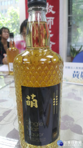外埔小麥班釀製的小麥芽威士忌「萌酒」上市，口感更暢快且酒性溫和內斂且充滿青春的芬芳。※【台灣好新聞】提醒您　開（騎）車不喝酒　喝酒不開（騎）車！※（記者陳榮昌攝）