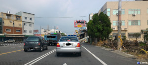 橫材行車太危險 警車急攔送罰單