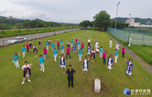 大溪月眉休閒園區辦理傳統鼓樂快閃豪華秀演奏活動，藉由空拍讓表演更加引人入勝。(記者陳寶印攝)