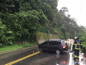 自小客車自撞山壁　消防人員急救援