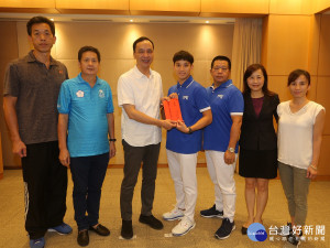 新北市選手世大運表現優異，朱立倫市長頒發獎勵金，感謝為臺灣爭光創造歷史。（圖／記者黃村杉攝）