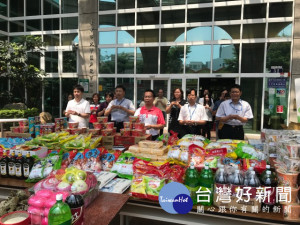大甲區公所職員工，五日午後由區長劉來旺率領，在管轄各所，舉行

中元祭拜好兄弟，祈望政務順利、合境平安。（記者陳榮昌攝）