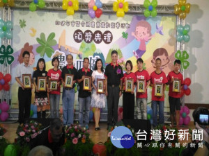 大甲區農會執行105年推動農村青少年農業教育及社區服務計畫考評

，獲全國一等獎，受行政院農委會表揚殊榮。（記者陳榮昌攝）