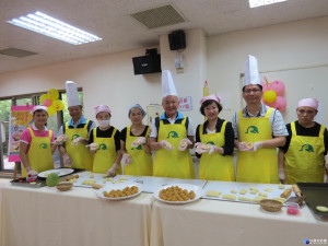 縣長推廣促銷幼安教養院月餅。（記者許素蘭／攝）