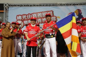 涂市長親授球棒 圓福寺樂齡長青棒球隊延續不老棒球夢！