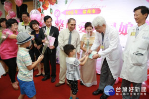 嘉義市整篩通報系統緊急救回肝昏迷市民 老夫妻如願喜迎紅寶石婚