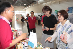 地方產業創新研發聯合成果展，副縣長逐攤與廠商互動。（縣府提供）