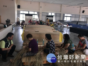 大甲區西岐里發起挽回藺草編織風采，十七位婦女開始編織寬七尺、

長一百七十餘尺一百人睡的大甲草蓆，每一台斤要三斤藺草材料，預

定再一個月完工。（記者陳榮昌攝）
