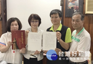 立委蘇治芬以捐款人身分，持「查帳申請書」要求朝天宮董事會公布收支明細，由董事蘇榮泉、林金忠及蕭慧敏代表接受。（記者陳昭宗拍攝）