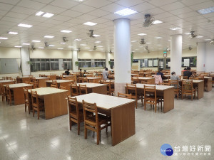 三重區有22座市民活動中心設有多功能閱覽室，提供書報雜誌及K書座位，除有免費冷氣，更可無線上網。（圖／記者黃村杉攝）