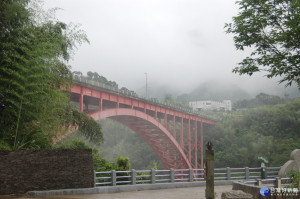 台七線北橫公路復興區羅浮段邊坡損害將施工進行交管，圖為羅浮橋。（圖／記者陳寶印攝）