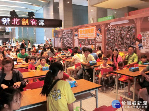 新北創客季於市府1樓大廳進行親子創客小學堂，家長與孩子們一起瘋玩創客體驗。（圖／記者黃村杉攝）