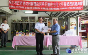 板橋溪崑地區宮廟捐贈市民防災手冊；另新晶科技公司則捐贈第一救災救護大隊住宅用火災警報器。（圖／記者黃村杉攝）