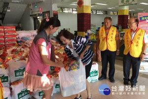 羅東中山公園福德廟將普渡供品轉化成愛心物資。（圖／羅東鎮公所提供）