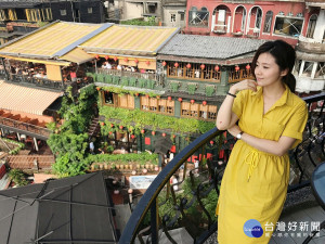 熱愛自由行的甜心藝人楊小黎以多國語言介紹茶旅主題。（圖／記者黃村杉攝）
