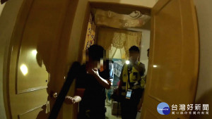 警方使用辣椒水及鎖匠，逮捕身上背有7案通緝犯。