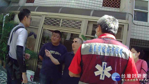 男子家中情緒失控 熱心警消與社工員到場緊急協助護送就醫