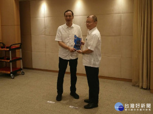 警察局長胡木源於市政會議，將榮獲內政部評定特優殊榮獎牌呈獻給市長朱立倫。（圖／記者黃村杉攝）